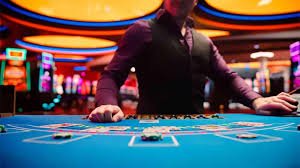Pengguna membaca promosi platinumtogel di ponsel